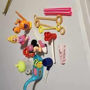 ASSORTMENT OF VINTAGE PLASTIC  TOYS AND BUBBLE 🫧  TOYS.